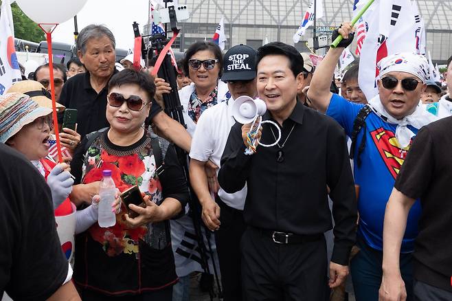 장동혁 국민의힘 대표가 지난 7월 17일 서울 송파구 올림픽공원에서 열린 6·3 지방선거 투표용지 부족 사태에 대한 시위 현장을 찾아 확성기로 구호를 외치고 있다. /뉴스1