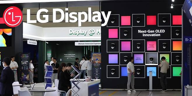 지난 7월 22일 서울 강남구 코엑스에서 열린 K-Display 2026 한국디스플레이산업전시회에서 방문객들이 LG디스플레이 부스를 관람하고 있다. 사진=뉴시스