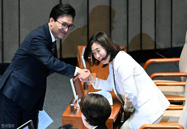 김민석 더불어민주당 대표가 7일 국회 본회의장에서 열린 제439회 국회(정기회) 제03차 본회의에서 국정에 관한 교섭단체 대표연설을 마치고 발언대를 나서며 국민의힘 소속 김소희 의원과 악수하고 있다. 서재훈 기자