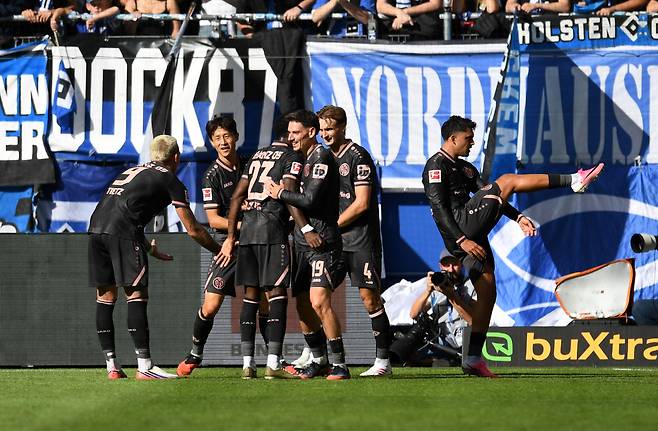 <yonhap photo-0294=""> FSV 마인츠 05에서 뛰는 이재성(34)이 리그 1호 도움을 올렸다.Mainz players celebrate scoring their side's second goal of the game during the German Bundesliga soccer match between Hamburger SV and FSV Mainz in Hamburg, Germany, Sunday, Sept. 6, 2026. (Daniel Bockwoldt/dpa via AP) THE DEUTSCHE FUSSBALL LIGA DFL DOES NOT ALLOW ITS IMAGES TO BE USED AS SEQUENCES TO EMULATE VIDEO; GERMANY OUT; MANDATORY CREDIT/2026-09-07 00:29:12/<저작권자 ⓒ 1980~2026 ㈜연합뉴스. 무단 전재 재배포 금지, AI 학습 및 활용 금지></yonhap>
