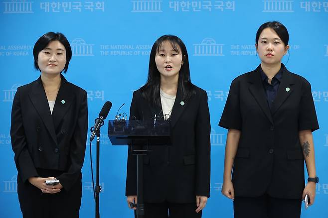 기본소득당 대변인인 노서영 최고위원(가운데)과 신지혜(왼쪽)·김진서 최고위원이 7일 국회 소통관에서 당을 둘러싼 논란에 관해 설명하는 기자회견을 한 뒤 취재진 질문에 답하고 있다. 뉴스1