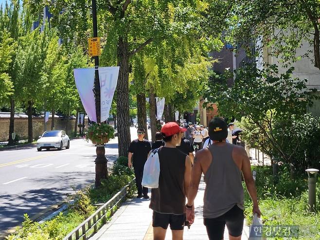 지난 6일 오전 11시30분경 서울 종로구 경복궁 일대를 시민들이 걷고 있다. /사진=박수빈 기자