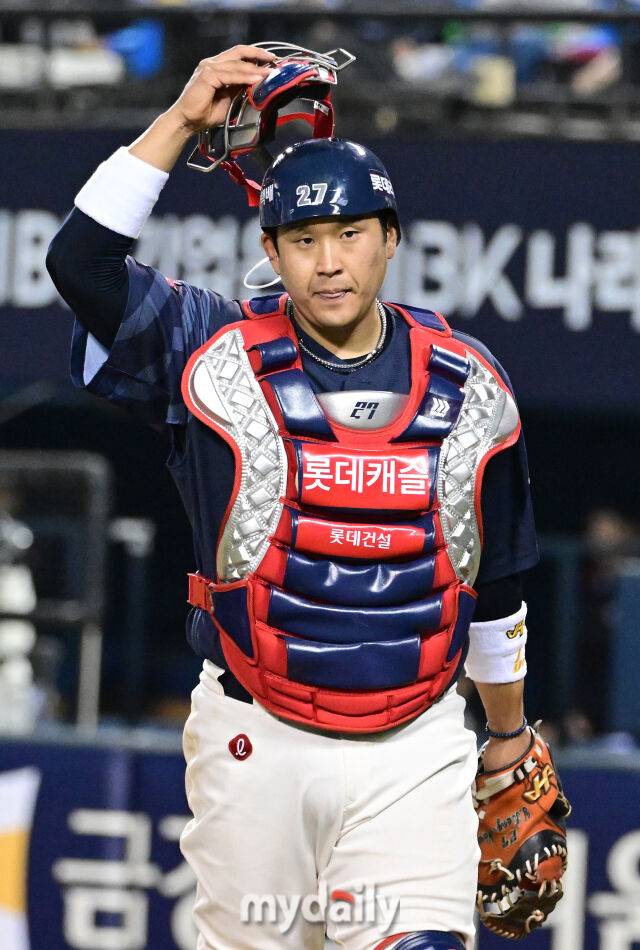 2026년 4월 16일 오후 서울 잠실구장에서 열린 '2026 신한 SOL KBO리그' 롯데 자이언츠와 LG 트윈스의 경기. 롯데 유강남이 7회말 수비를 마친 뒤 더그아웃으로 들어가고 있다./유진형 기자