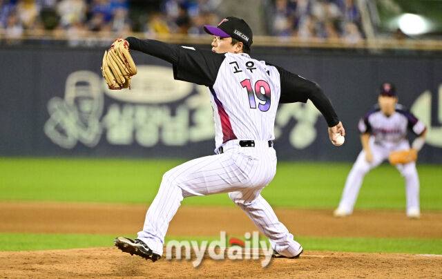 'LG 팬 열광했다' 고우석 美서 마구 배워왔다, 149km 변화구의 정체는? "옆으로 도는 것보다 떨어지니 훨씬 효과적"-2