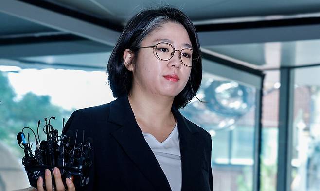 용혜인 셩펑등가족부 장관 후보자가 7일 서울 서대문구 한국청소년활동진흥원에 마련된 인사청문회 준비 사무실로 출근하고 있다. 유희태 기자