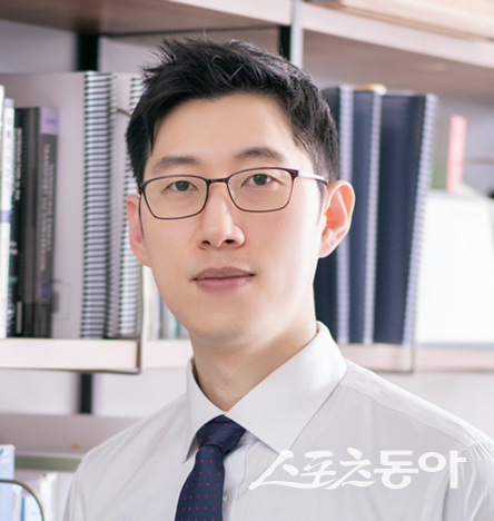 LG에너지솔루션이 서울대학교 화학부 임종우 교수 연구진과의 공동 연구를 통해 LMR 배터리의 전기차용 대형 셀 적용 가능성을 높이는 연구 성과를 달성했다. 서울대학교 화학부 임종우 교수. 사진제공|LG에너지솔루션