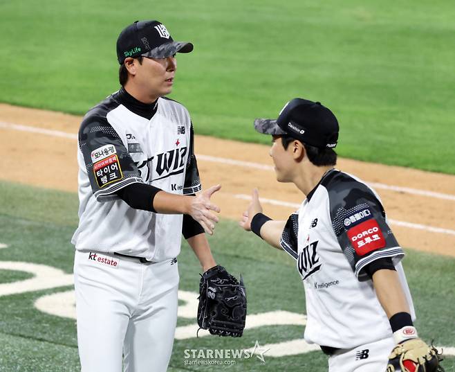 KT 우규민(왼쪽). /사진=강영조 선임기자