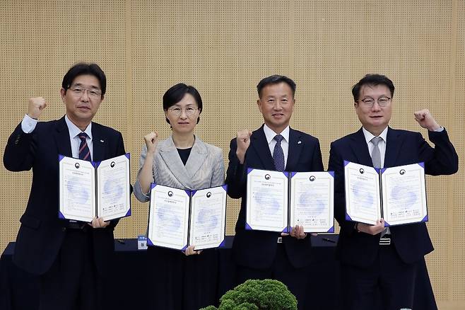 ◇사진 왼쪽부터 협약에 참석한 갈경래 캠코 강원지역본부장, 박소영 원주지방환경청장, 김왕규 양구군수, 여중협 강원특별자치도 행정부지사.