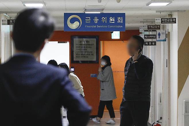 정부서울청사 내 금융위원회 복도에서 직원들이 지나가고 있다. (사진=뉴시스)