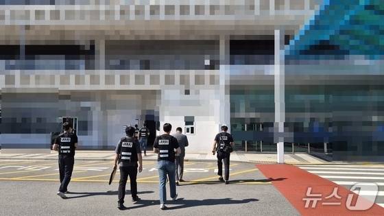 부산해양경찰서가 압수수색을 위해 사고 관련 단체 건물에 진입하는 모습 (해경 제공. 재판매 및 DB금지)