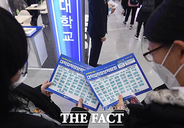 2027학년도 대학입시 수시모집 원서 접수가 시작된 가운데 수험생과 학부모들 사이에서는 전형료 부담을 토로하고 있다. 수시모집에서 최대 6개 대학에 지원할 수 있는 만큼 지원 대학과 전형에 따라 수십만원의 비용이 발생한다고 호소한다. /이새롬 기자