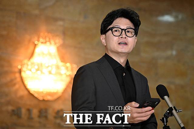 한동훈 무소속 의원이 8일 김승원 법무부장관 후보자를 겨냥해 이른바 '독약로비 게이트 의혹'을 재차 제기했다. 사진은 한 의원이 이날 오전 서울 여의도 국회 로텐더홀에서 본회의에 참석하기 전 김승원 법무부 장관 후보자 관련 발언을 하고 있는 모습. /남용희 기자