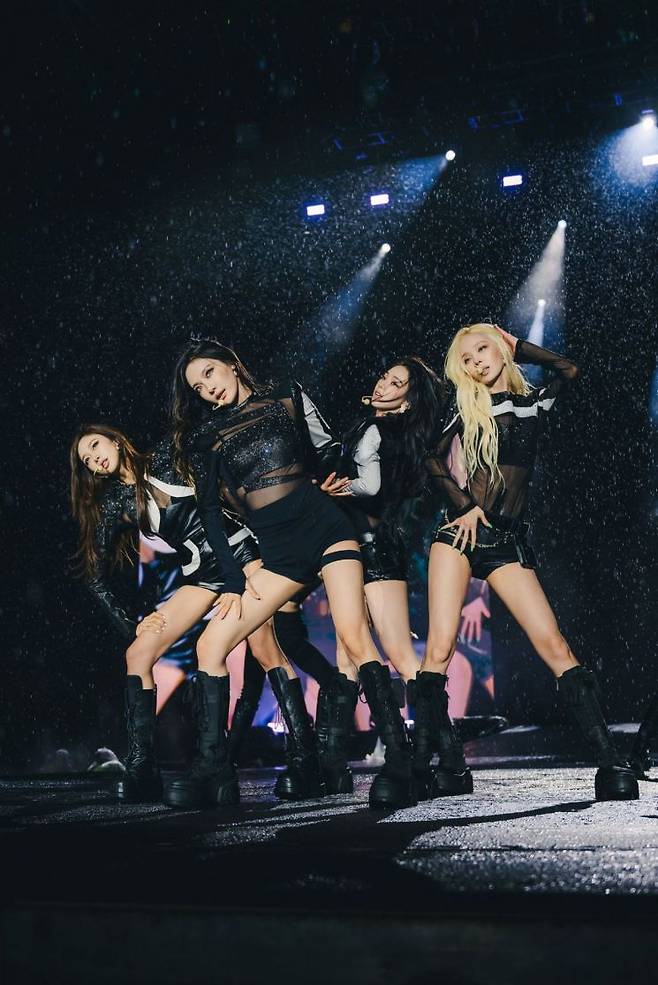 에스파가 지난 4일(현지시간) 브라질 상파울루 메르카두 리브리 아레나 파카엠부에서 '2026-27 에스파 라이브 투어-싱크 : 컴플렉시티 인 상파울루'를 열고 무대를 펼치고 있다. SM엔터테인먼트