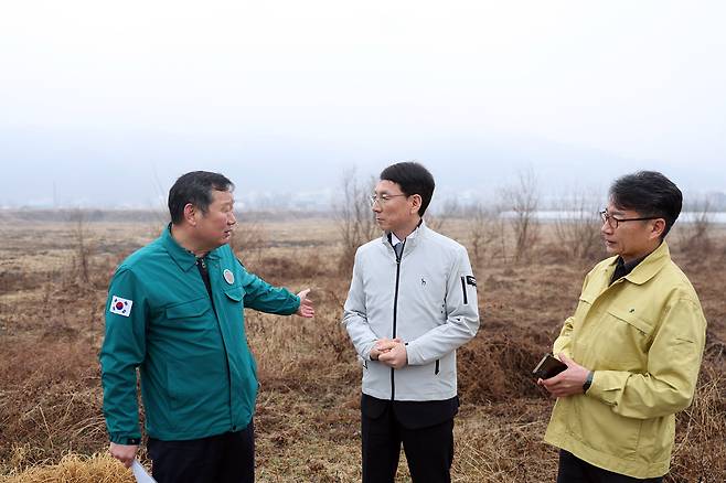 지난 3월 18일 김성중 경기도 행정1부지사(가운데)가 용인시의 한 농지 현장을 방문해 불법 휴경 및 농지 이용 실태를 점검했다. /뉴스1