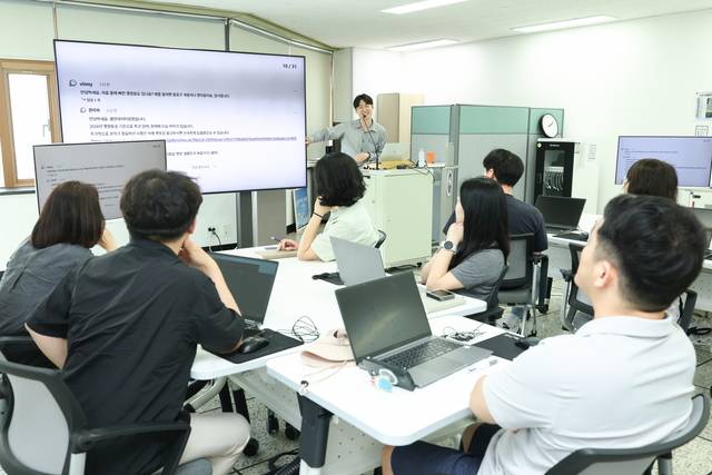 수강생들이 바이브 코팅 강의를 듣고있다. 사진=화성특례시 제공