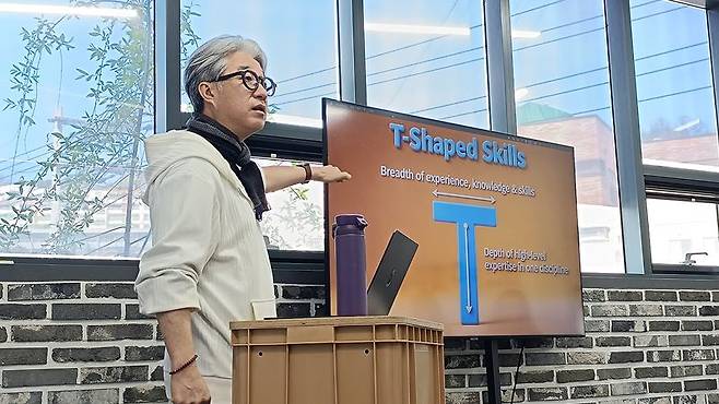 김우정 인공지능(AI) 스토리텔링 랩 프롬 디렉터는 "창작자의 병목은 '어떻게 쓸 것인가'에서 '무엇을, 왜 쓸 것인가'로 옮겨가고 있다"고 말했다. 프롬 제공