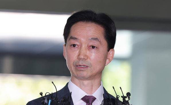김지용 초대 중대범죄수사청장 후보자가 8일 정부서울청사 창성동 별관에 마련된 인사청문회 준비 사무실로 출근하며 소감을 밝히고 있다. 연합뉴스