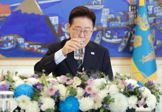 이재명 대통령이 4일 청와대에서 열린 시민사회 초청 간담회에서 물을 마시고 있다. 왕태석 선임기자