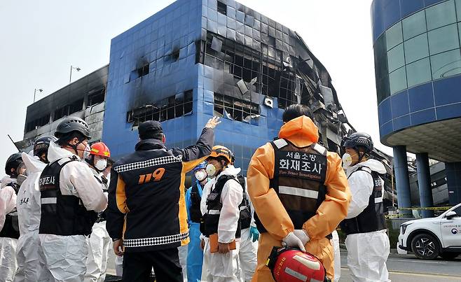 대형화재로 사망과 부상 등 74명의 많은 인명피해가 발생한 대전 안전공업 화재 현장에서 지난 3월 27일 소방당국이 화재 원인을 밝히기 위해 공장 내부를 정밀 감식하고 있다. 김성태 객원기자
