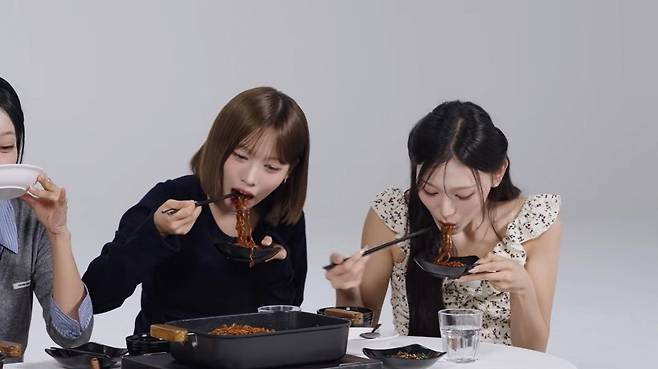 삼양식품 ‘짜르르’ 먹는 걸그룹 리센느 멤버들. 사진 유튜브 채널 ‘안녕하세요원이입니다잘부탁드립니다’(안원잘부) 영상 캡처