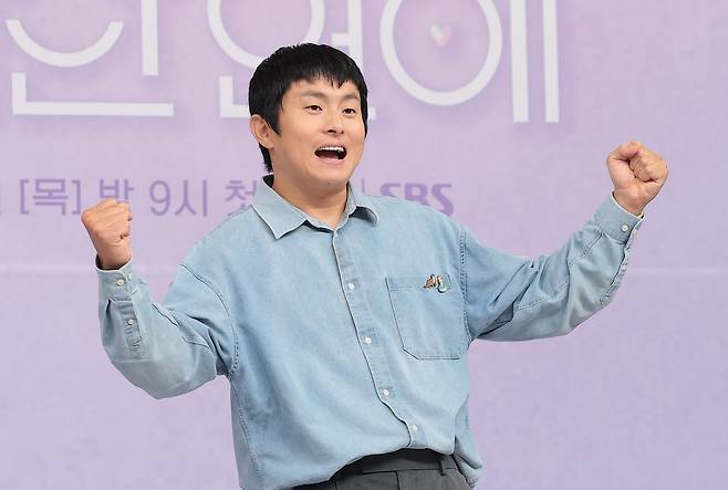 웹툰 작가 겸 방송인 기안84가 지난 8월18일 서울 양천구 SBS목동에서 열린 SBS 국내 최초 AI 연애 서바이벌 ‘나의 AI 파트너-기이안 연애’ 제작발표회에 참석해 포즈를 취하고 있다. 뉴스1