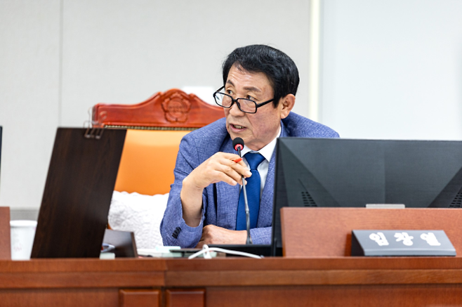 ▲임창열 의원이 7일 열린 제393회 임시회 제2회 추가경정예산안 심사에서 구리 자원회수시설 대보수사업 추진 상황을 점검하며 질의하고 있다. (사진=경기도의회)