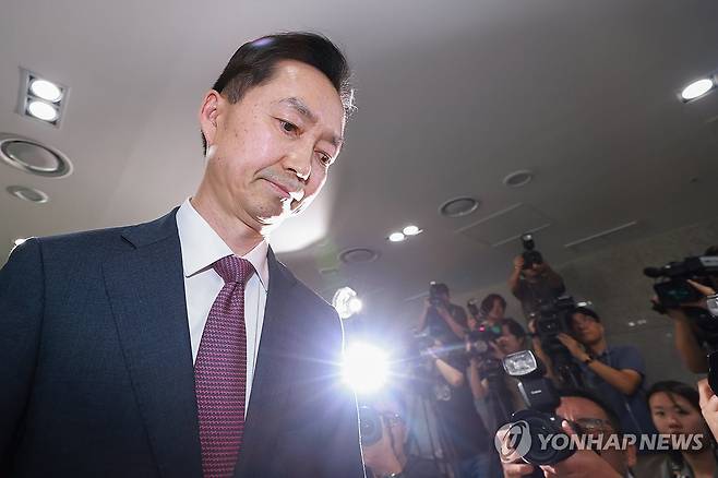 취재진 관심 속 출근하는 김지용 중수청장 후보자 (서울=연합뉴스) 서대연 기자 = 중대범죄수사청장 후보로 지명된 김지용 변호사가 8일 인사청문회 준비 사무실이 마련된 서울 종로구 정부서울청사 창성동 별관에서 취재진과의 질의응답을 마친 뒤 사무실로 향하고 있다. 2026.9.8 dwise@yna.co.kr