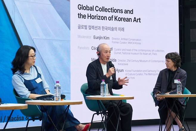 현수아 미국 메트로폴리탄미술관 한국미술 큐레이터, 와시다 메루로 일본 가나자와 21세기 미술관 관장, 세실 다조르 프랑스 기메미술관 현대미술 담당 큐레이터(왼쪽부터)가 지난 4일 서울 코엑스에서 열린 '2026 키아프 서울×한국예술경영지원센터(KAMS)×프리즈 서울 토크'에서 한국 미술에 주목하는 이유를 설명하고 있다. 예술경영지원센터