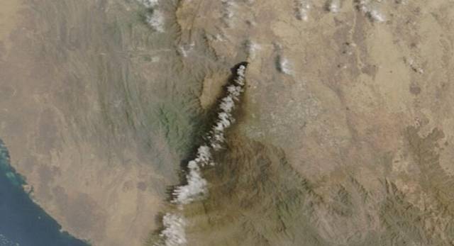 사우디아라비아 아브하에 위치한 국영 석유회사 아람코의 석유 분배 센터에서 지난 8일(현지시간) 연기가 치솟고 있다. 사우디 주도 연합군은 이를 예멘의 친이란 후티 반군이 가한 공격이라고 밝혔다. 로이터 연합뉴스