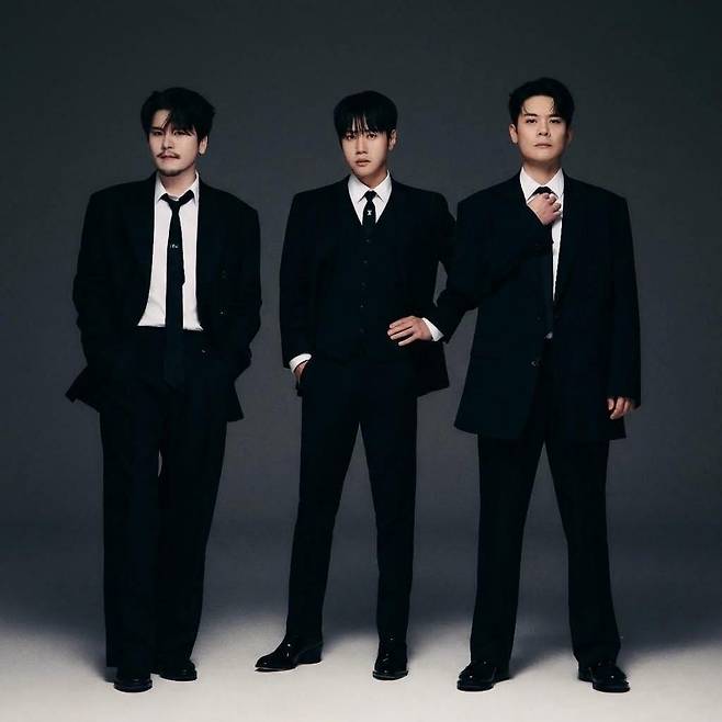라포엠의 팬덤은 '라뷰'다. 유채훈은 "'라'포엠을 '뷰'(본다)한다는 의미와 사랑(love)의 의미를 함께 담았다"며 "라포엠과 팬들이 서로 바라보고 사랑한다는 뜻"이라고 설명했다. 왼쪽부터 정민성, 최성훈, 유채훈. 드라마하우스스튜디오 제공