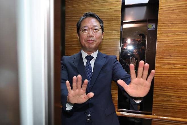 김승원 법무부 장관 후보자가 8일 서울 종로구 적선현대빌딩에 마련된 인사청문회 준비 사무실로 출근하고 있다. 연합뉴스
