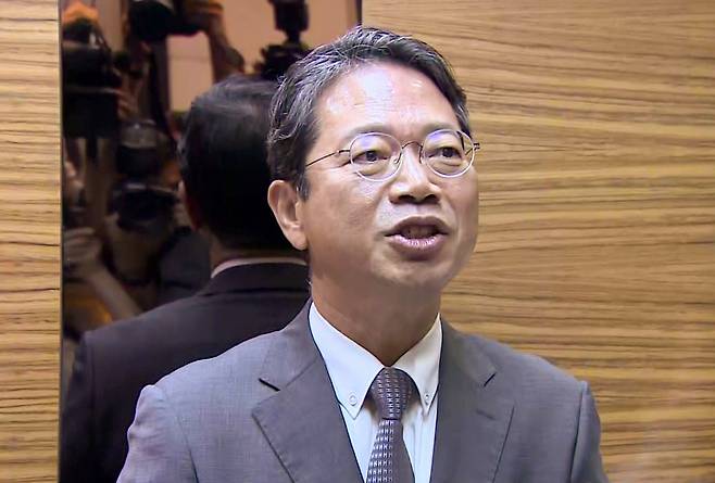 김승원 법무부 장관 후보자가 9일 서울 종로구 적선현대빌딩에 마련된 인사청문회 준비 사무실로 출근하고 있다. 연합뉴스