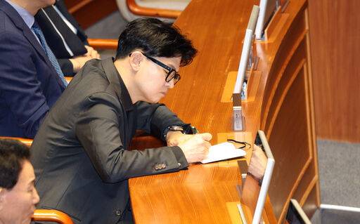 한동훈 무소속 의원이 8일 서울 여의도 국회에서 열린 제439회 국회(정기회) 제4차 본회의에서 메모하고 있다. 이병주 기자
