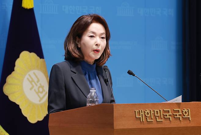 국민의힘 김민전 의원이 오늘(9일) 국회 소통관에서 김승원 법무부 장관 후보자의 배우자가 운영하는 교육시설과 관련해 의혹을 제기하는 기자회견을 하고 있다. / 사진 = 연합뉴스