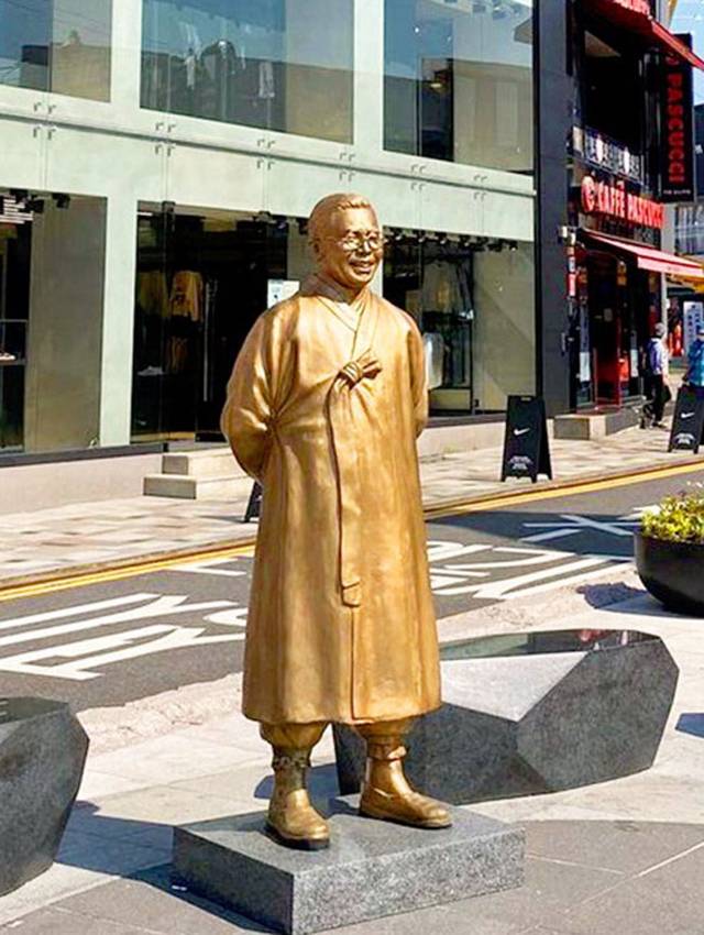 인천 신포동 거리에서 백범 김구 선생 동상을 보니 일제강점기에 백범과 함께 사진을 찍었던 필자의 할아버지가 떠올랐다.