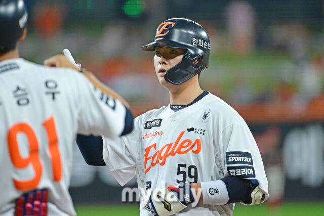 18일 대전 한화생명 볼파크 야구장에서 열린 '2026 신한 SOL KBO리그' KIA 타이거즈와 한화 이글스 경기. 한화 허인서가 8회말 무사 1루에 안타를 친 후 기뻐하고 있다./마이데일리