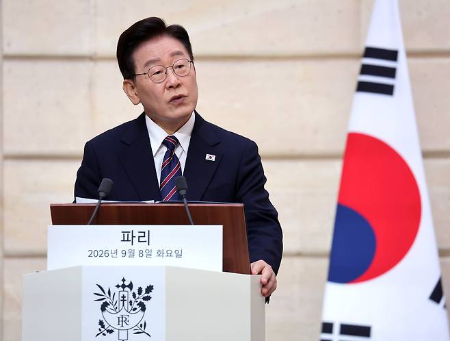 이재명 대통령이 8일(현지시간) 프랑스 파리 엘리제궁에서 에마뉘엘 마크롱 프랑스 대통령과 공동언론발표를 하고 있다. 연합