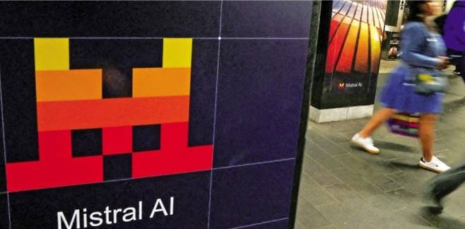 프랑스 인공지능(AI) 기업 미스트랄AI의 광고가 지난 5월 21일(현지시간) 미국 뉴욕 그랜드센트럴 지하철역 내부에 설치돼 있다. 미스트랄은 삼성전자가 주도한 시리즈D 투자 라운드를 통해 30억 유로를 유치하며 기업가치 210억 유로를 인정받았다. 뉴욕 로이터 연합뉴스