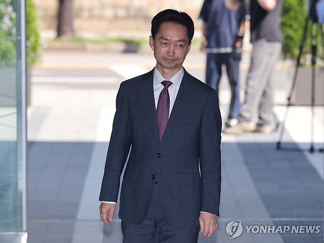 김지용 중대범죄수사청장 후보자 (서울=연합뉴스) 서대연 기자 = 중대범죄수사청장 후보로 지명된 김지용 변호사가 지난 8일 서울 종로구 정부서울청사 창성동 별관에 마련된 인사청문회 준비 사무실로 출근하고 있다. 2026.9.8 dwise@yna.co.kr