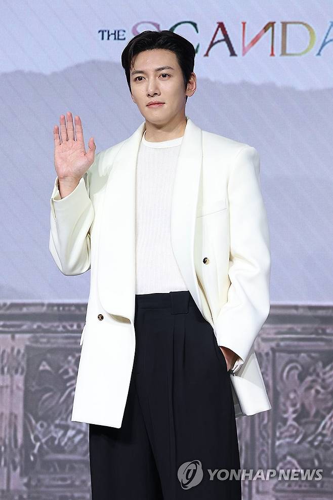 손인사하는 지창욱 (서울=연합뉴스) 강민지 기자 = 배우 지창욱이 9일 서울 종로구 JW메리어트동대문스퀘어에서 열린 넷플릭스 새 시리즈 '스캔들' 제작발표회에서 포즈를 취하고 있다. 2026.9.9 mjkang@yna.co.kr