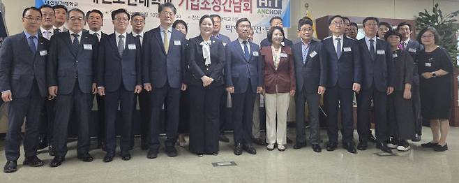 이정화 대전보건대 총장과 대학·기업 관계자들이 10일 개교 50주년 기념 비전선포식에 앞서 열린 네트워킹 리셉션에서 기념촬영을 하고 있다. (사진=고미선 기자)