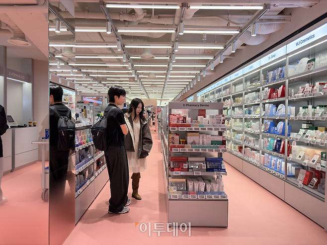 지하 1층 전체에 176㎡(약 53평) 규모로 들어선 ‘뷰티온누리약국’ 전경.(황민주 기자 minchu@)