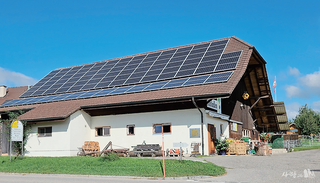 RE100((Renewable Energy 100)을 지향하는 거대한 농자재 창고의 지붕