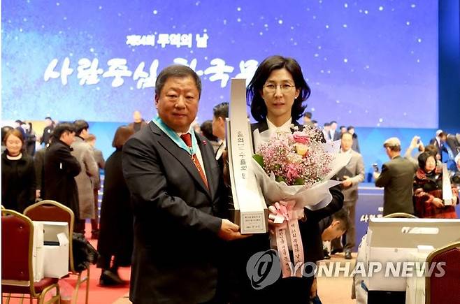 전인장(왼쪽) 전 삼양식품 회장.(사진=연합뉴스)
