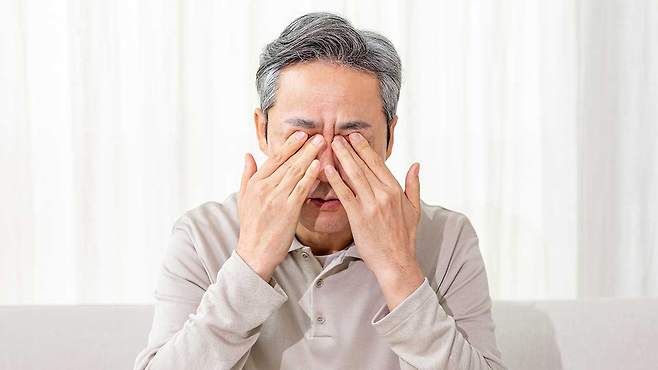 자꾸 눈이 침침하고, 시력까지 저하 된다면 백내장 검사를 해 보는 것이 좋다