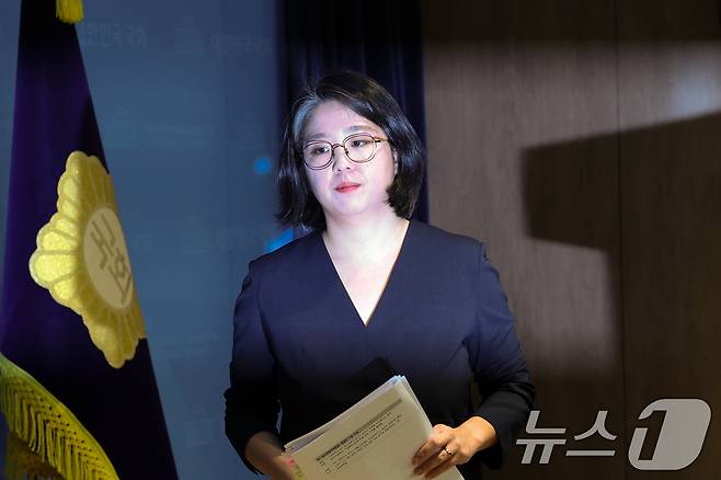 용혜인 성평등가족부 장관 후보자가 10일 서울 여의도 국회 소통관에서 입장 발표 기자회견을 마치고 이동하고 있다. 2026.9.10 ⓒ 뉴스1 황기선 기자