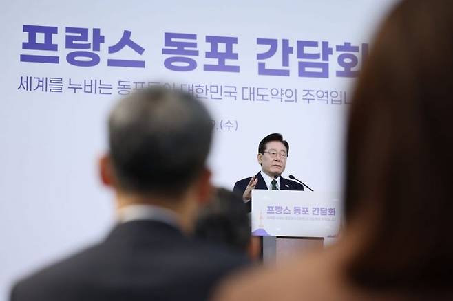 이재명 대통령이 9일(현지시간) 프랑스 파리 한 호텔에서 열린 동포 오찬간담회에서 격려사를 하고 있다. 2026.9.9 연합뉴스