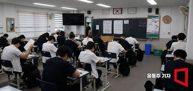 학교 현장에서 이른바 '얌체 복직'을 둘러싼 논란이 끊이지 않고 있다. 휴직 중이던 정규 교사가 방학이나 명절을 앞두고 조기 복직하면서 그 자리를 대신하던 기간제 교사가 계약 기간을 채우지 못하고 일자리를 잃는다는 주장이다. 사진은 기사의 특정 내용과 관련 없음. 윤동주 기자