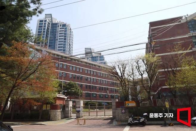교사 교체는 학생들에게도 부담이다. 학기 중 담당 교사가 갑자기 바뀌면 수업의 연속성이 떨어지고 학생과 교사 사이에 형성된 관계도 단절될 수 있기 때문이다. 사진은 기사의 특정 내용과 관련 없음. 윤동주 기자