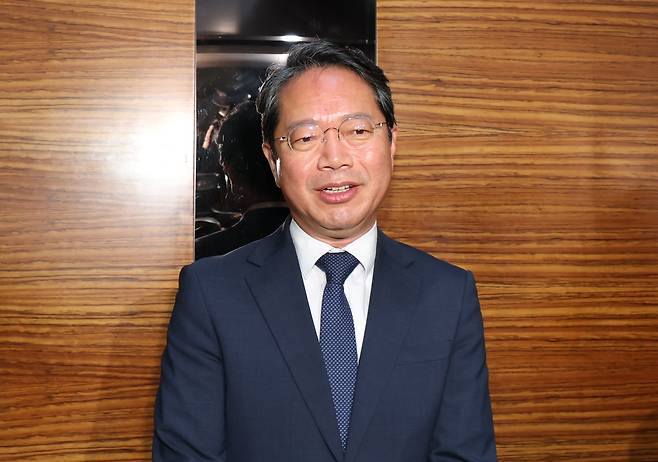 김승원 법무부 장관 후보자가 지난 8일 오전 서울 종로구 적선현대빌딩에 마련된 인사청문회 준비 사무실로 출근하고 있다. 김 후보자는 최근 제넨셀의 임상시험 허가를 청탁했다는 의혹을 받고 있다./뉴스1